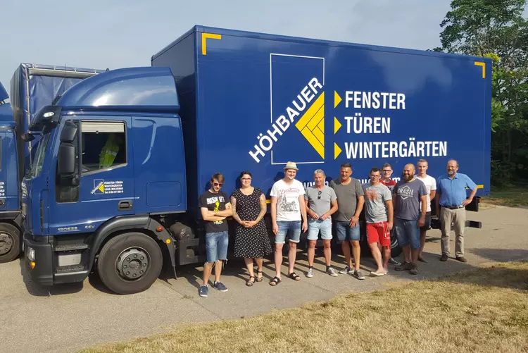 Die angehenden Staatlich geprüften Holztechniker erhielten eine ganz besondere Lieferung: Ein Ausstellungsstück der Firma Höhbauer Die angehenden Staatlich geprüften Holztechniker erhielten eine ganz besondere Lieferung: Ein Ausstellungsstück der Firma Höhbauer