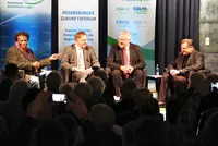 (V.l.n.r.) Entertainer Roberto Blanco, CSU-Kreisvorsitzender und Moderator der Abends Peter Aumer, Bayerns Innenminister Joachim Herrmann und der Caritasdirektor der Diözese Regensburg, Dr. Roland Batz diskutieren die aktuelle Flüchtlingssituation am Camp (V.l.n.r.) Entertainer Roberto Blanco, CSU-Kreisvorsitzender und Moderator der Abends Peter Aumer, Bayerns Innenminister Joachim Herrmann und der Caritasdirektor der Diözese Regensburg, Dr. Roland Batz diskutieren die aktuelle Flüchtlingssituation am Campus der Eckert Schulen in Regenstauf.