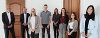 Stefanie Gradl, Chiara Keller, Marlene Konopik und Stella Kapidzija beginnen ihre Ausbildung zur Kauffrau für Büromanagement am Campus der Eckert Schulen in Regenstauf vor den Toren Regensburgs. Tim Fischer startet eine Lehre zum Schreiner. Foto: Eckert S Stefanie Gradl, Chiara Keller, Marlene Konopik und Stella Kapidzija beginnen ihre Ausbildung zur Kauffrau für Büromanagement am Campus der Eckert Schulen in Regenstauf vor den Toren Regensburgs. Tim Fischer startet eine Lehre zum Schreiner. Foto: Eckert Schulen