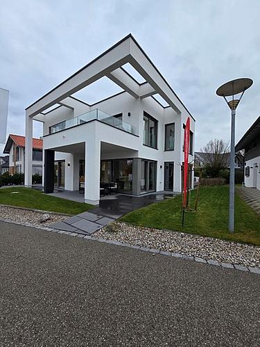 Modernes Musterhaus im Bauzentrum Poing mit klaren Linien und zeitgemäßer Architektur, besichtigt im Rahmen der Exkursion der Bauzeichner.