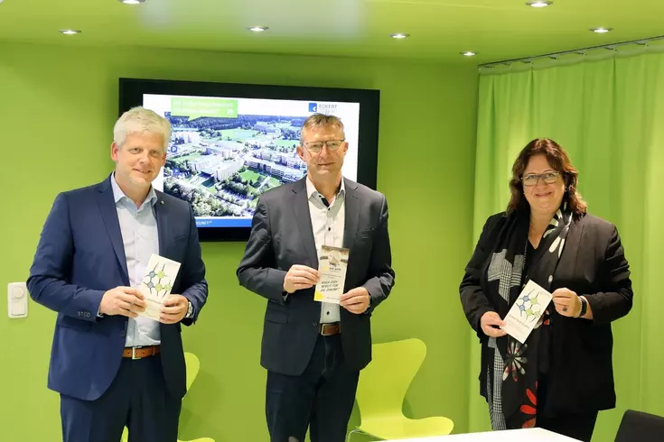 Markus Johannes Zimmermann (Geschäftsführer und Schulleiter der Dr. Eckert Akademie), Ludwig Friedl (Geschäftsführer Energieagentur Regensburg) und Susanne Biek (Fachbereichsleiterin Bautechnik, Holztechnik, Heizungs-, Sanitär- und Klimatechnik) Markus Johannes Zimmermann (Geschäftsführer und Schulleiter der Dr. Eckert Akademie), Ludwig Friedl (Geschäftsführer Energieagentur Regensburg) und Susanne Biek (Fachbereichsleiterin Bautechnik, Holztechnik, Heizungs-, Sanitär- und Klimatechnik) Foto: Eckert Schulen