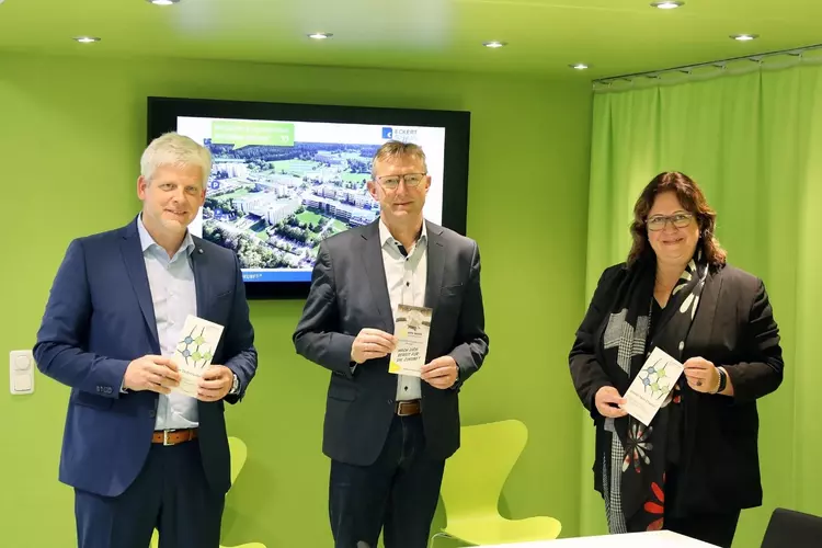 Markus Johannes Zimmermann (Geschäftsführer und Schulleiter der Dr. Eckert Akademie), Ludwig Friedl (Geschäftsführer Energieagentur Regensburg) und Susanne Biek (Fachbereichsleiterin Bautechnik, Holztechnik, Heizungs-, Sanitär- und Klimatechnik) Markus Johannes Zimmermann (Geschäftsführer und Schulleiter der Dr. Eckert Akademie), Ludwig Friedl (Geschäftsführer Energieagentur Regensburg) und Susanne Biek (Fachbereichsleiterin Bautechnik, Holztechnik, Heizungs-, Sanitär- und Klimatechnik) Foto: Eckert Schulen