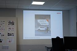 Dozent präsentiert die strategischen Grundlagen „Golden Circle“ und Designprinzipien des entwickelten Markenkonzepts.