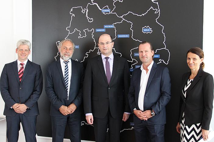 V.l.n.r. Markus Johannes Zimmermann (Geschäftsführer der Dr. Eckert Akademie), Gottfried Steger (stellvertr. Vorstandsvorsitzender der Eckert Schulen) mit Albert Füracker (Staatssekretär im Bayerischen Staatsministerium der Finanzen, für Landesentwicklung V.l.n.r. Markus Johannes Zimmermann (Geschäftsführer der Dr. Eckert Akademie), Gottfried Steger (stellvertr. Vorstandsvorsitzender der Eckert Schulen) mit Albert Füracker (Staatssekretär im Bayerischen Staatsministerium der Finanzen, für Landesentwicklung und Heimat), Alexander Eckert Freiherr von Waldenfels (Vorstandsvorsitzender der Eckert Schulen) und Andrea Radlbeck (Marketingleiterin der Eckert Schulen)