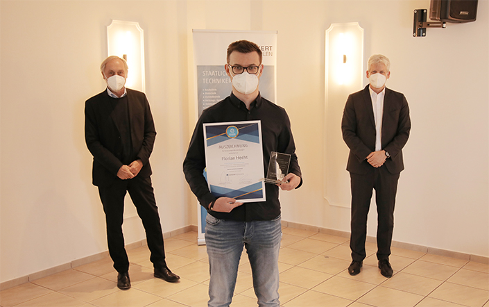 Florian Hecht (mittig) freut sich für einen Abschluss mit 1,05 über die begehrte Eckert Trophy, die er von Gottfried Steger (Stellvertretender Vorstandsvorsitzender der Eckert Schulen, links im Bild) und Markus Johannes Zimmermann (Geschäftsführer und Sch Florian Hecht (mittig) freut sich für einen Abschluss mit 1,05 über die begehrte Eckert Trophy, die er von Gottfried Steger (Stellvertretender Vorstandsvorsitzender der Eckert Schulen, links im Bild) und Markus Johannes Zimmermann (Geschäftsführer und Schulleiter der Dr. Eckert Akademie, rechts) überreicht bekam.
