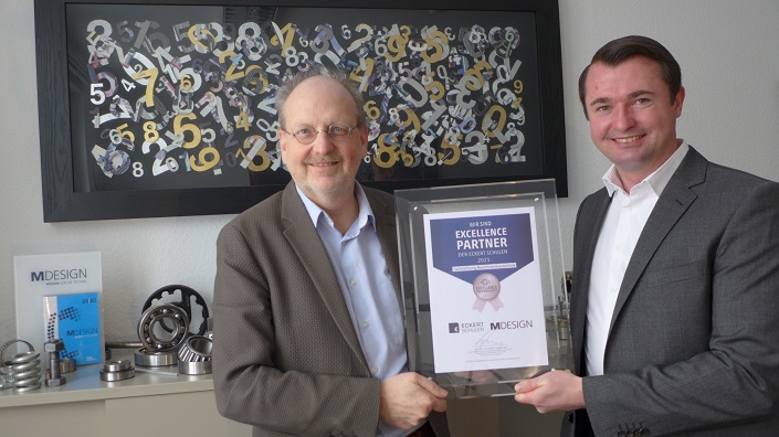 Geschäftsführer Reinhard Blömer und Lennard Schenk nahmen die Excellence Partner Urkunde entgegen. Lennard Schenk verantwortet bei MDESIGN das Weiterbildung-Projekt „MDESIGN WissensUpdate“. In der Seminarreihe erhalten Ingenieure und Konstrukteure Einblic Geschäftsführer Reinhard Blömer und Lennard Schenk nahmen die Excellence Partner Urkunde entgegen. Lennard Schenk verantwortet bei MDESIGN das Weiterbildung-Projekt „MDESIGN WissensUpdate“. In der Seminarreihe erhalten Ingenieure und Konstrukteure Einblick in aktuelle Berechnungsmethoden und Verfahren.