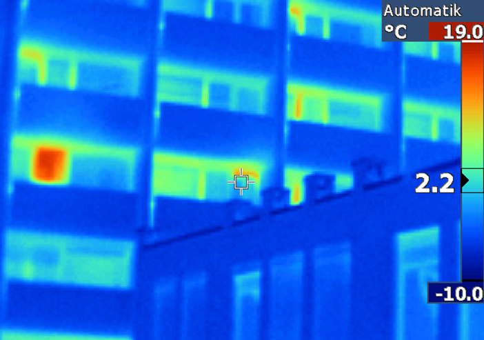 Mit der Wärmebildkamera unterwegs erkundeten die angehenden Staatlich geprüften Heizungs-, Sanitär- und Klimatechniker den Campus Regenstauf. Mit der Wärmebildkamera unterwegs erkundeten die angehenden Staatlich geprüften Heizungs-, Sanitär- und Klimatechniker den Campus Regenstauf.