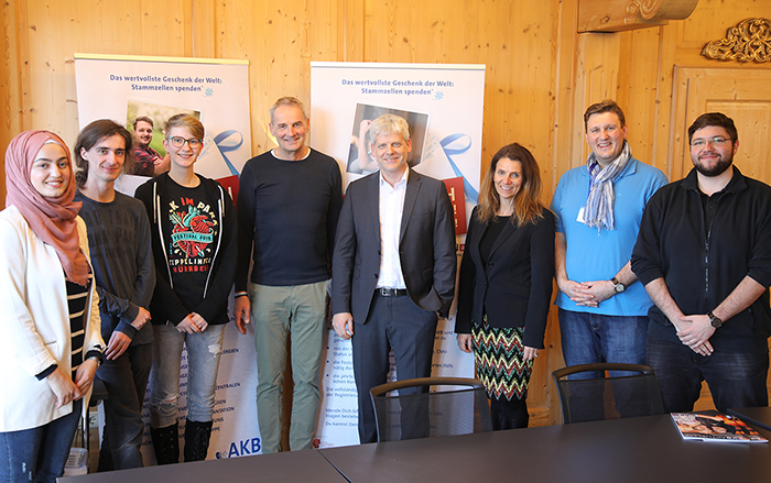 Schirmherr Markus Johannes Zimmermann (Geschäftsführer der Dr. Eckert Akademie, mittig) und Andrea Radlbeck (Leiterin Unternehmenskommunikation, Marketing, Aus- und Weiterbildungsberatung der Eckert Schulen) mit Peter Eberhard (Spendergewinnung und Aktion Schirmherr Markus Johannes Zimmermann (Geschäftsführer der Dr. Eckert Akademie, mittig) und Andrea Radlbeck (Leiterin Unternehmenskommunikation, Marketing, Aus- und Weiterbildungsberatung der Eckert Schulen) mit Peter Eberhard (Spendergewinnung und Aktionsplanung bei der Stiftung Aktion Knochenmarkspende Bayern, 3. von links) und seinem Team.