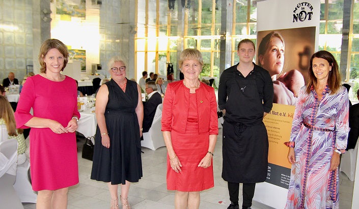 Charity-Dinner für „Mütter in Not“ in der Spiegelaula der Eckert Schulen in Regenstauf (von links nach rechts): Regensburgs Bürgermeisterin Astrid Freudenstein, die stellvertretende Vereinsvorsitzende Pia Dohn, Vereinschefin Maria Eichhorn, Sternekoch Max Charity-Dinner für „Mütter in Not“ in der Spiegelaula der Eckert Schulen in Regenstauf (von links nach rechts): Regensburgs Bürgermeisterin Astrid Freudenstein, die stellvertretende Vereinsvorsitzende Pia Dohn, Vereinschefin Maria Eichhorn, Sternekoch Maximilian Schmidt und Andrea Radlbeck, die Marketingleiterin der Eckert Schulen und Initiatorin des Abends. (Foto: Jens Henning-Billon)