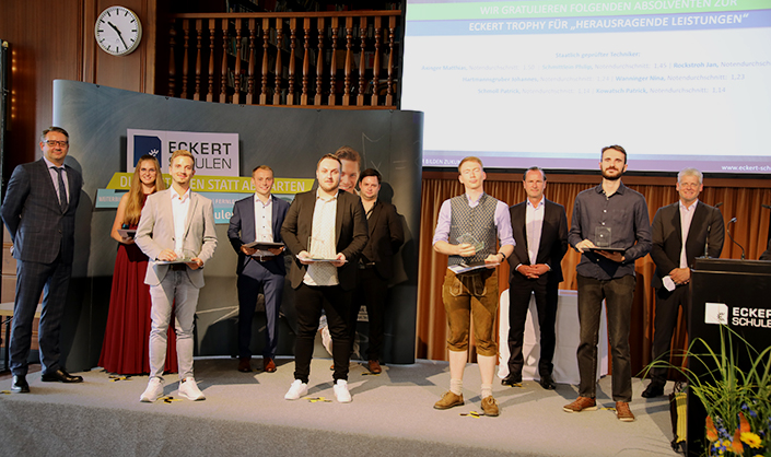 Markus Johannes Zimmermann (Geschäftsführer und Schulleiter der Dr. Eckert Akademie, rechts) und Alexander Eckert Freiherr von Waldenfels (Vorstandsvorsitzender der Eckert Schulen, 3. von rechts) prämierten gemeinsam mit Regierungsschulrat Marko Renner (l Markus Johannes Zimmermann (Geschäftsführer und Schulleiter der Dr. Eckert Akademie, rechts) und Alexander Eckert Freiherr von Waldenfels (Vorstandsvorsitzender der Eckert Schulen, 3. von rechts) prämierten gemeinsam mit Regierungsschulrat Marko Renner (links) die besten Absolventen.