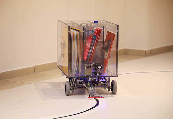 Die selbstfahrende Schultasche „Elektrofiffy“ überzeugte bei ihren ersten Fahrten. Die selbstfahrende Schultasche „Elektrofiffy“ überzeugte bei ihren ersten Fahrten.