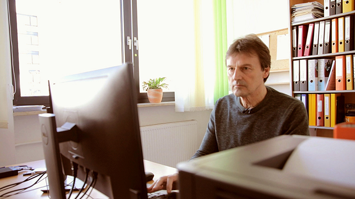 Hubert Döllinger (Fachbereichsleiter Elektrotechnik an der Dr. Eckert Akademie) versorgt seine Studierenden aktuell mit digitalen Unterrichtsinhalten.
