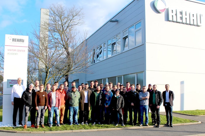 Zu Besuch beim Excellence-Partner: Die angehenden Staatlich geprüften Heizungs-, Sanitär- und Klimatechniker holen sich Praxiswissen an der REHAU-Akademie