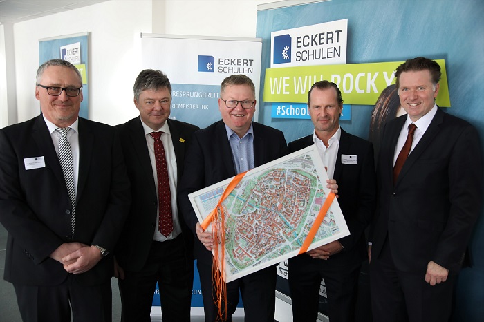 V.l.n.r.: Thomas Skowronek (Geschäftsführer RBZ Eckert), Karlheinz Brandelik (Geschäftsführer Gewerbebau Amberg), Michael Cerny (Oberbürgermeister Stadt Amberg), Alexander Eckert Freiherr von Waldenfels (Vorstandsvorsitzender Dr. Robert Eckert Schulen) un V.l.n.r.: Thomas Skowronek (Geschäftsführer RBZ Eckert), Karlheinz Brandelik (Geschäftsführer Gewerbebau Amberg), Michael Cerny (Oberbürgermeister Stadt Amberg), Alexander Eckert Freiherr von Waldenfels (Vorstandsvorsitzender Dr. Robert Eckert Schulen) und Dr. Jürgen Helmes (Hauptgeschäftsführer IHK Regensburg für Oberpfalz/Kelheim).