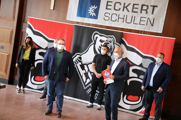 „Die Stimme Regensburgs“ Armin Wolf führte am Montag durch die Pressekonferenz in der Bibliothek am Campus der Eckert Schulen in Regenstauf. „Die Stimme Regensburgs“ Armin Wolf führte am Montag durch die Pressekonferenz in der Bibliothek am Campus der Eckert Schulen in Regenstauf.