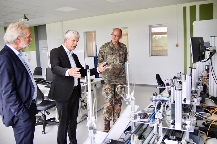 Zu den Zukunftsaufgaben auch bei der Bundeswehr gehört die Digitalisierung: Gottfried Steger, stellvertretender Vorstandsvorsitzender der Eckert Schulen (links), und Markus-Johannes Zimmermann, Geschäftsführer und Schulleiter der Dr. Eckert Akademie (Mitt Zu den Zukunftsaufgaben auch bei der Bundeswehr gehört die Digitalisierung: Gottfried Steger, stellvertretender Vorstandsvorsitzender der Eckert Schulen (links), und Markus-Johannes Zimmermann, Geschäftsführer und Schulleiter der Dr. Eckert Akademie (Mitte), präsentierten dem Kommandeur des Bundeswehr-Landeskommandos Thomas Hambach (rechts) die hochmodernen High-Tech-Lernlabore am Campus in Regenstauf.