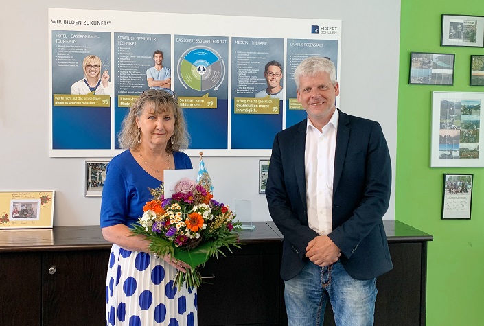 Geschäftsführer und Schulleiter der Dr. Eckert Akademie, Markus Johannes Zimmermann, blickt gemeinsam mit Jubilarin Gabriele Heigl auf 40 Jahre Firmenzugehörigkeit zurück. Geschäftsführer und Schulleiter der Dr. Eckert Akademie, Markus Johannes Zimmermann, blickt gemeinsam mit Jubilarin Gabriele Heigl auf 40 Jahre Firmenzugehörigkeit zurück.