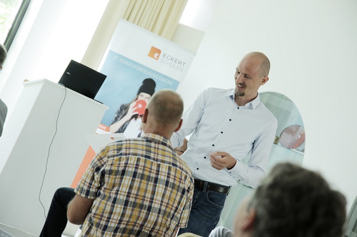 Markus Bergmann (stehend) übergab einen Ordner mit Ausdrücken und den digitalen Daten seiner Entwürfe an Vertreter der Schwandorfer Tafel. Markus Bergmann (stehend) übergab einen Ordner mit Ausdrücken und den digitalen Daten seiner Entwürfe an Vertreter der Schwandorfer Tafel.
