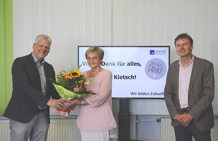 Markus Johannes Zimmermann (Geschäftsführer und Schulleiter der Dr. Eckert Akademie, links) und Hubert Döllinger (Fachbereichsleiter Elektrotechnik) verabschiedeten ihre langjährige Kollegin Lydia Kletsch im kleinen Rahmen. Markus Johannes Zimmermann (Geschäftsführer und Schulleiter der Dr. Eckert Akademie, links) und Hubert Döllinger (Fachbereichsleiter Elektrotechnik) verabschiedeten ihre langjährige Kollegin Lydia Kletsch im kleinen Rahmen.
