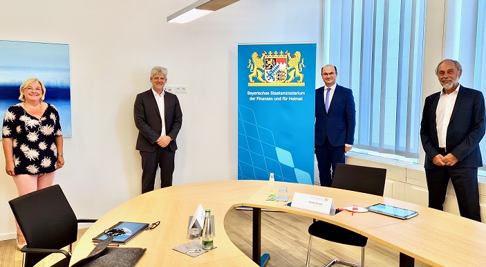 Um Unternehmen, die durch die Corona-Krise in schweres Fahrwasser geraten sind, den Weg in eine erfolgreiche Zukunft zu eröffnen, wollen Bayerns Staatsregierung und der größte private Weiterbildungscampus im Freistaat, die Eckert Schulen mit Sitz vor den Um Unternehmen, die durch die Corona-Krise in schweres Fahrwasser geraten sind, den Weg in eine erfolgreiche Zukunft zu eröffnen, wollen Bayerns Staatsregierung und der größte private Weiterbildungscampus im Freistaat, die Eckert Schulen mit Sitz vor den Toren Regensburgs, durch intensivere Vernetzung künftig noch stärker an einem Strang ziehen. Das machten Bayerns Finanz- und Heimatminister Albert Füracker (2.v.re.) und Gottfried Steger (re.), der stellvertretende Vorstandschef der Eckert Schulen, nach einem Gespräch in der Nürnberger Dependance des Ministeriums auf Einladung des Ministers deutlich. Auch die Regensburger Landtagsabgeordnete Sylvia Stierstorfer und Markus Johannes Zimmermann (2.v.li.), der Leiter der Dr. Eckert Akademie, nahmen an dem Gespräch teil.