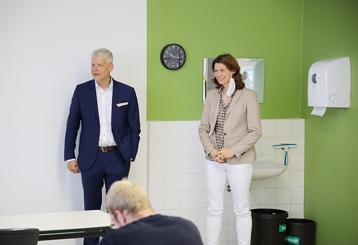 Markus Johannes Zimmermann (Geschäftsführer und Schulleiter der Dr. Eckert Akademie) stellte das neue digitale Bildungskonzept auch Landrätin Tanja Schweiger vor. Markus Johannes Zimmermann (Geschäftsführer und Schulleiter der Dr. Eckert Akademie) stellte das neue digitale Bildungskonzept auch Landrätin Tanja Schweiger vor.