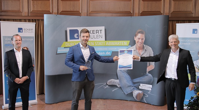 Bei der Zeugnisverleihung an der Dr. Eckert Akademie erhielt Thomas Zankl (mittig) in Anerkennung seiner Leistung als notenbester Absolvent seiner Fachrichtung die „Eckert-Trophy“ überreicht. Verliehen bekam er diese von Alexander Eckert Freiherr von Wald Bei der Zeugnisverleihung an der Dr. Eckert Akademie erhielt Thomas Zankl (mittig) in Anerkennung seiner Leistung als notenbester Absolvent seiner Fachrichtung die „Eckert-Trophy“ überreicht. Verliehen bekam er diese von Alexander Eckert Freiherr von Waldenfels (Vorstandsvorsitzender der Eckert Schulen, links) und Markus Johannes Zimmermann (Geschäftsführer und Schulleiter der Dr. Eckert Akademie, rechts).