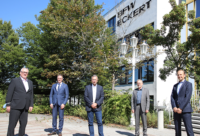 Christian Vogel (Direktor des BFW Dortmund, 2. von links) mit Thomas Skowronek (Geschäftsführer des Regionalen Bildungszentrums und Fernlehrinstituts der Eckert Schulen, links), Stephan Koller (Kaufmännischer Leiter des Regionalen Bildungszentrums und Fer Christian Vogel (Direktor des BFW Dortmund, 2. von links) mit Thomas Skowronek (Geschäftsführer des Regionalen Bildungszentrums und Fernlehrinstituts der Eckert Schulen, links), Stephan Koller (Kaufmännischer Leiter des Regionalen Bildungszentrums und Fernlehrinstituts der Eckert Schulen, mittig), Friedrich Reiner (Geschäftsführer des BFW Eckert, 2. von rechts) und Friedrich Geiger (Leiter der Fachdienste am BFW Eckert, rechts).