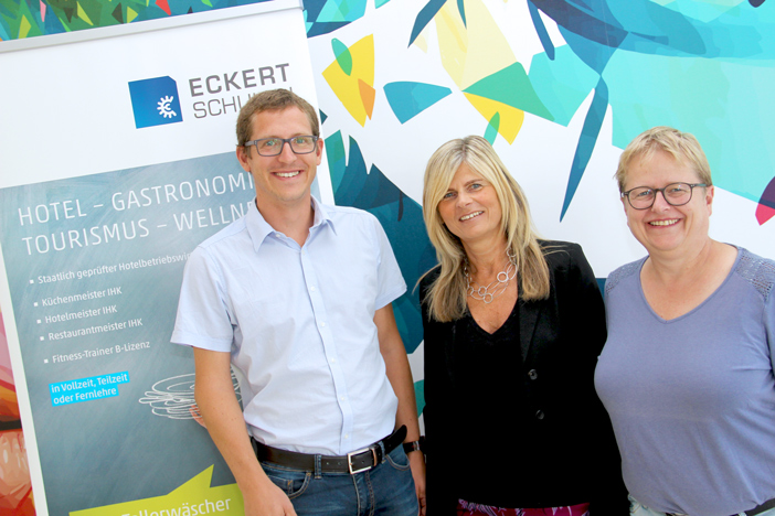 V.l.n.r. - Marc Raiser (Leitung Academy & Produktmanagement SoftTec GmbH), Petra Mayer (Schulleiterin der Hotelfachschule Regenstauf) und Christine Estermeier (Dozentin)