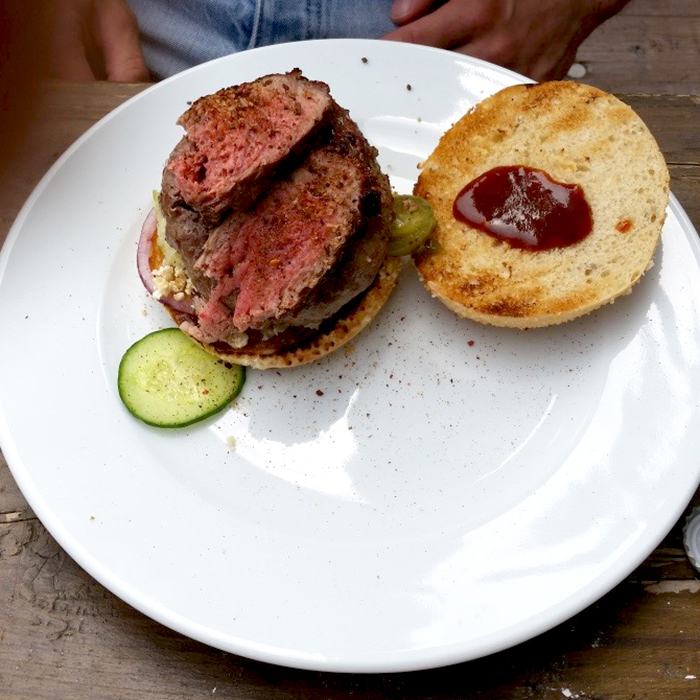 Der Lohn für die harte Arbeit und leckerer Ausklang der Exkursion: Waygu-Burger frisch vom Grill Der Lohn für die harte Arbeit und leckerer Ausklang der Exkursion: Waygu-Burger frisch vom Grill