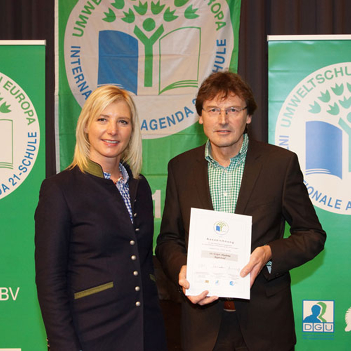 Bayerns Umweltministerin Ulrike Scharf übergibt den Umweltpreis 2015 an Hubert Döllinger, Fachbereichsleiter Elektrotechniker der Eckert Schulen