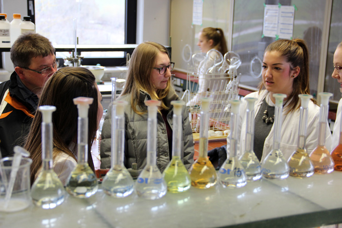 Zwischen Mikroskop, Röntgengerät und Messkolben berichten die Eckert-Schüler gerne über ihre Erfahrungen und Erwartungen zur Ausbildung an den Medizinischen Schulen in Regenstauf. Zwischen Mikroskop, Röntgengerät und Messkolben berichten die Eckert-Schüler gerne über ihre Erfahrungen und Erwartungen zur Ausbildung an den Medizinischen Schulen in Regenstauf.