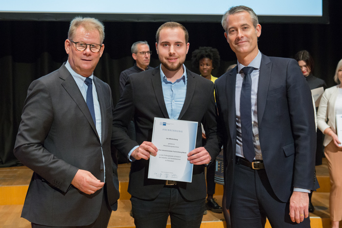 Mit 22 Jahren führt Jan Minkenberg – hier während der Ehrung als Prüfungsbester im IHK-Bezirk Düsseldorf - sein eigenes Team. Noch während der laufenden Aufstiegsfortbildung zum Industriemeister Metall IHK verlor er seinen Job, das Eckert-Lehrkonzept rett Mit 22 Jahren führt Jan Minkenberg – hier während der Ehrung als Prüfungsbester im IHK-Bezirk Düsseldorf - sein eigenes Team. Noch während der laufenden Aufstiegsfortbildung zum Industriemeister Metall IHK verlor er seinen Job, das Eckert-Lehrkonzept rettete ihn vor der drohenden Arbeitslosigkeit und verhalf ihm zum Karriere-Aufstieg.