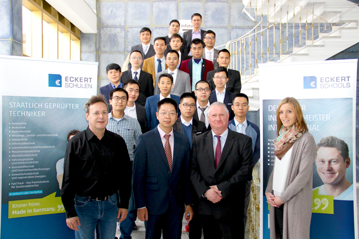 Kursstart bei den Eckert Schools International: 18 Lehrer aus Vietnam werden fit in Sachen Industriemechanik und Mechatronik. Bald schulen sie für die Vingroup junge Nachwuchsfachkräfte für Vietnams erste Automobilfabrik. Kursstart bei den Eckert Schools International: 18 Lehrer aus Vietnam werden fit in Sachen Industriemechanik und Mechatronik. Bald schulen sie für die Vingroup junge Nachwuchsfachkräfte für Vietnams erste Automobilfabrik.