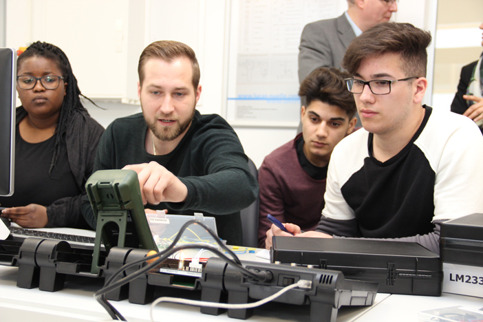 Die neuen Herausforderungen der Arbeitswelt 4.0 im Fokus: Zum großen Info-Tag öffnen die Eckert Schulen ihre Türen, präsentieren aufstiegsorientierte Aus- und Weiterbildungen aus den Bereichen Technik, Wirtschaft, Medizin sowie Hotellerie & Gastronomie.