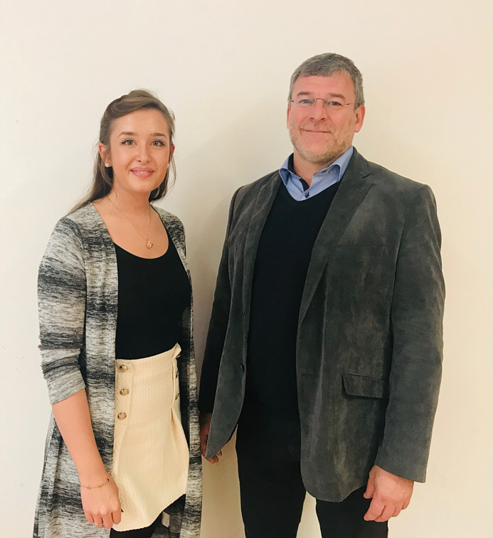 Der neu gewählte Bezirksschülersprecher für die beruflichen Schulen der Oberpfalz Jürgen Häuslmann (rechts) und seine Stellvertreterin Roxana Slaby (links). (Foto: Regierung der Oberpfalz) Der neu gewählte Bezirksschülersprecher für die beruflichen Schulen der Oberpfalz Jürgen Häuslmann (rechts) und seine Stellvertreterin Roxana Slaby (links). (Foto: Regierung der Oberpfalz)