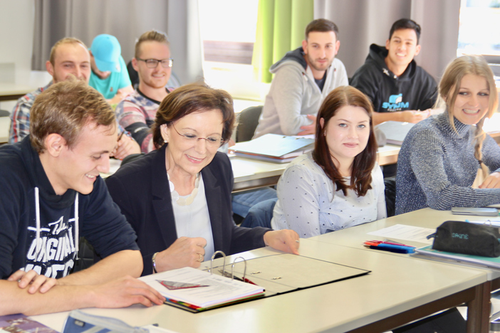 Bayerns Integrationsministerin nahm bei einem Rundgang über den Campus der Eckert Schulen in Regenstauf bei Regensburg im Englischunterricht einer Techniker-Klasse Platz. Bei Weiterbildungen zum staatlich geprüften Techniker sind die Eckert Schulen in Deu Bayerns Integrationsministerin nahm bei einem Rundgang über den Campus der Eckert Schulen in Regenstauf bei Regensburg im Englischunterricht einer Techniker-Klasse Platz. Bei Weiterbildungen zum staatlich geprüften Techniker sind die Eckert Schulen in Deutschland Marktführer.
