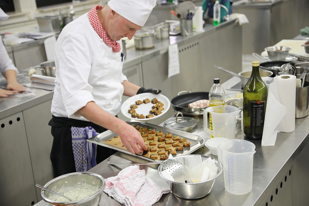 „Auf die Töpfe, fertig, los!“: Praktische Küchenmeisterprüfung an der
