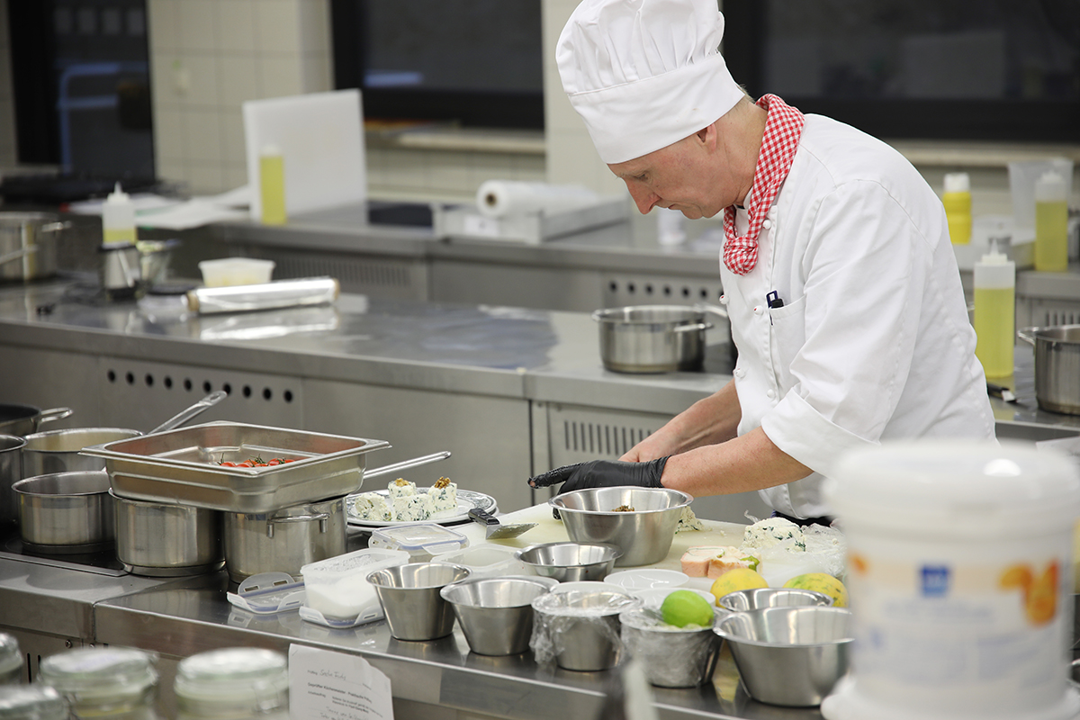 „Auf die Töpfe, fertig, los!“: Praktische Küchenmeisterprüfung an der