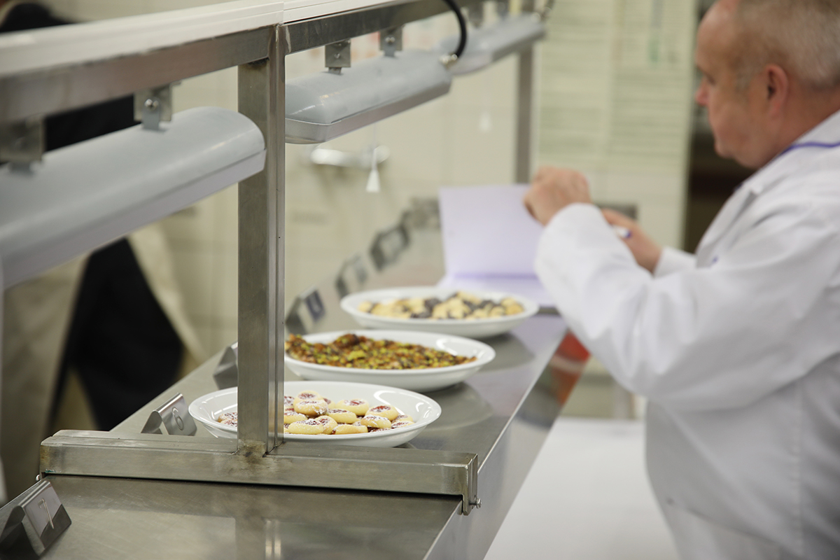 „Auf die Töpfe, fertig, los!“: Praktische Küchenmeisterprüfung an der