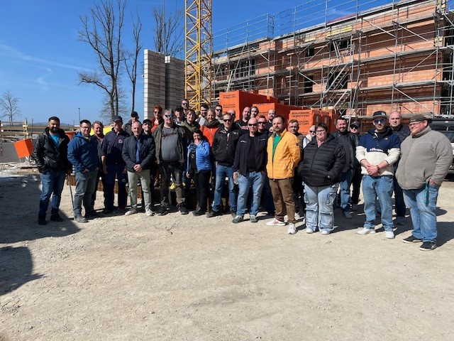 Gruppenfoto der Exkursion zur Rohbaustelle mit Tiefgarage der Firma Ehrenreich GmbH in Steinberg am See