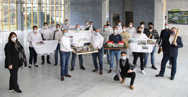 Die Staatlich geprüften Techniker der Dr. Eckert Akademie präsentieren ihre Projektarbeiten aus den Fächern Baurecht und Bauplanung. (links: Susanne Biek, Fachbereichsleiterin Bau, Dr. Eckert Akademie) Foto: Eckert Schulen Die Staatlich geprüften Techniker der Dr. Eckert Akademie präsentieren ihre Projektarbeiten aus den Fächern Baurecht und Bauplanung. (links: Susanne Biek, Fachbereichsleiterin Bau, Dr. Eckert Akademie) Foto: Eckert Schulen
